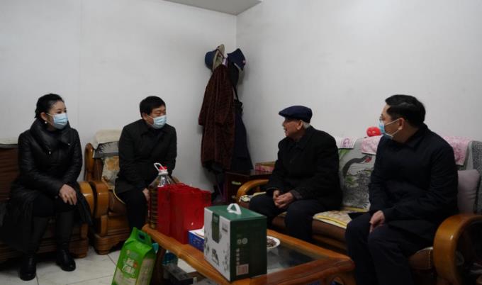 省国资委党委委员、副主任任兴文春节前夕带队走访慰问尊龙凯时集团老党员