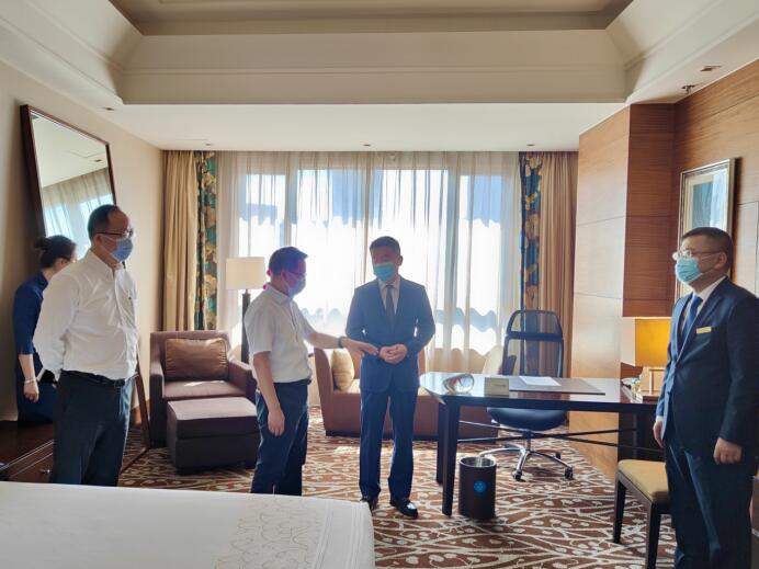 集团党委委员、董事郑贵林检查指导酒店疫情防控和防汛工作